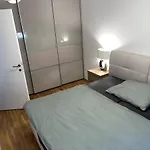 Lovely 2-Bedroom Apartment Close To Airport