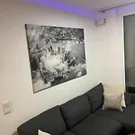 Lovely 2-Bedroom Apartment Close To Airport