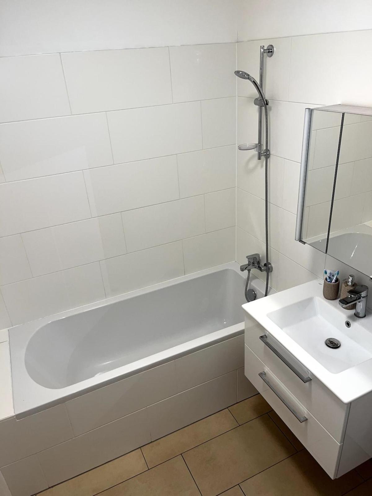 Lovely 2-bedroom Close To Airport